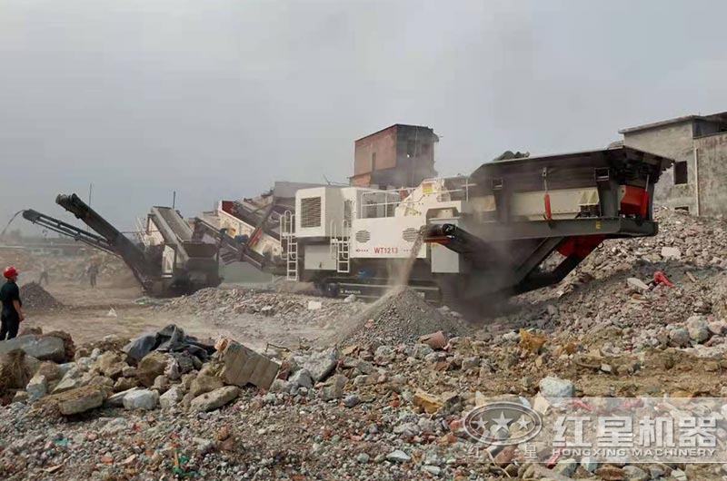 移動(dòng)破碎機(jī)建筑垃圾破碎現(xiàn)場