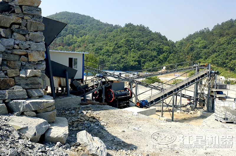 顎式細破碎機破碎現場，搭配制砂機使用